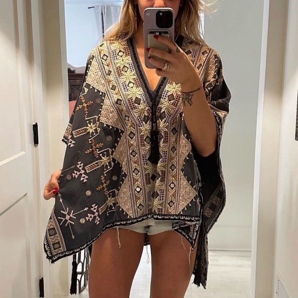 Free People Gray embroidered boho floral tribal poncho top women’s one size RARE